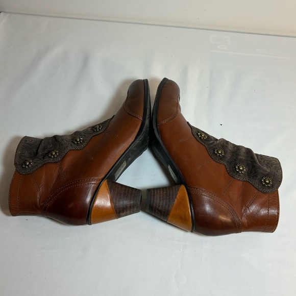 L’ARTISTE Sz 40 Belgarde Booties Embossed Suede and Smooth Leather Stacked Heel - Picture 7 of 12